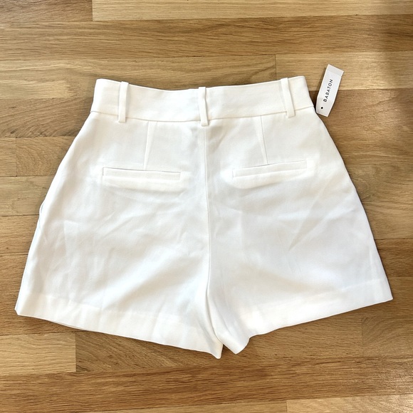 Aritzia Babaton 3'' Pleated Short in shade Espace - Picture 3 of 10